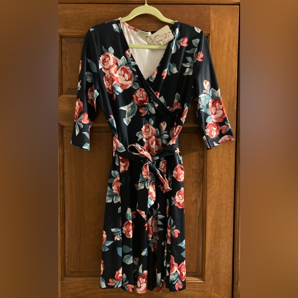 kimi + kai
Diana Floral Faux Wrap Maternity Dress
NWT
Size Large